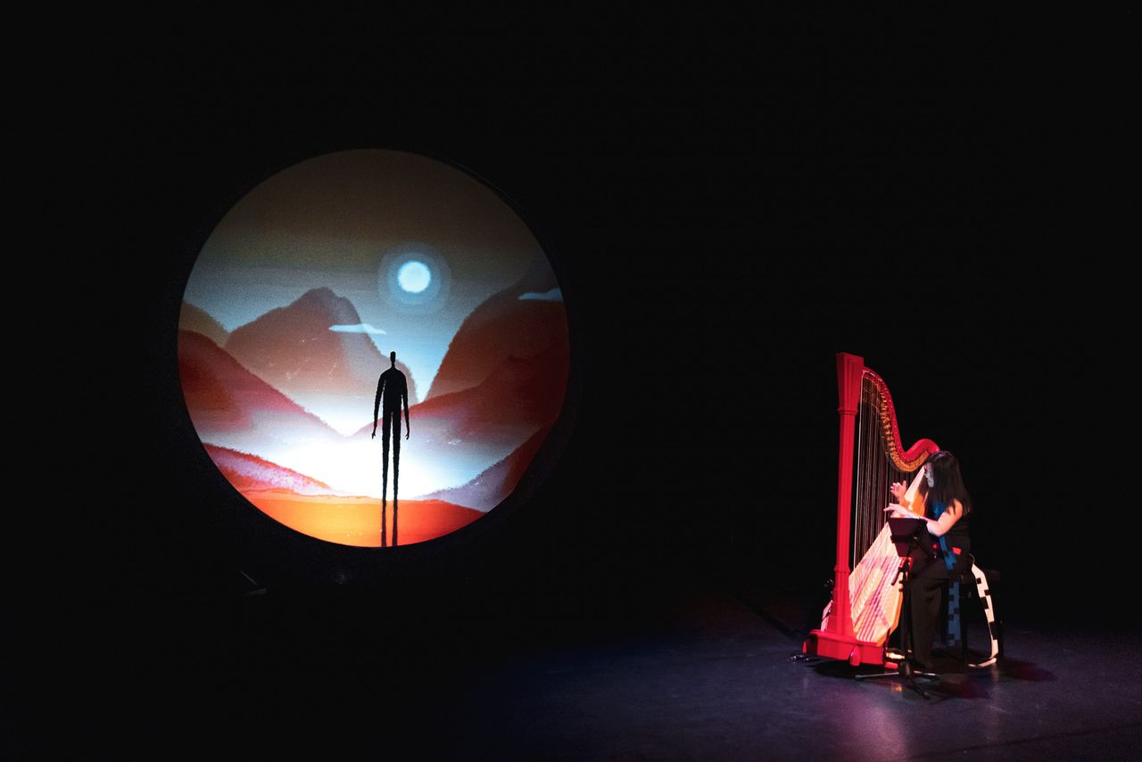 In haar voorstelling Untitled 2 legt harpist Lavinia Meijer vragen voor aan kunstenaars, schrijvers, filosofen en wetenschappers.