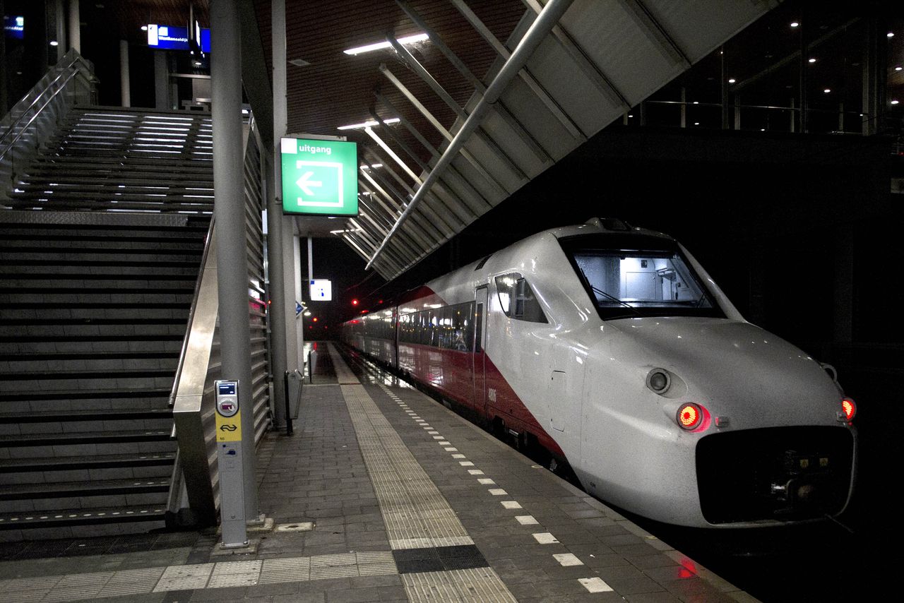 Een Fyra-trein van het type V250 passeert het station Maarssen.