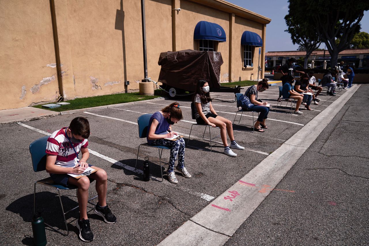 Kinderen tussen 12 en 15 wachten buiten tot ze aan de beurt zijn voor een prik van Pfizer in de Amerikaanse plaats Tustin, in Californië.