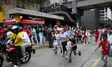 Mensen rennen woensdag in de Venezolaanse hoofdstad Caracas na een aardbeving.