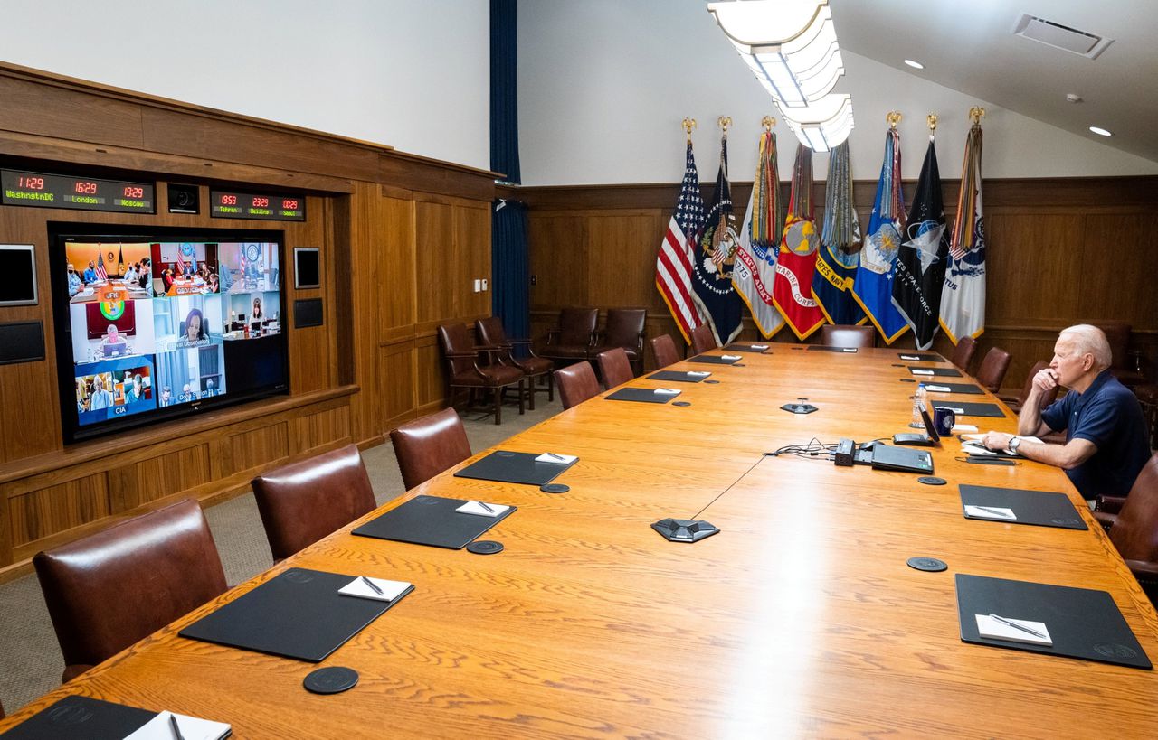 President Biden in een videovergadering over Afghanistan met zijn vicepresident Harris en andere regeringsfunctionarissen.