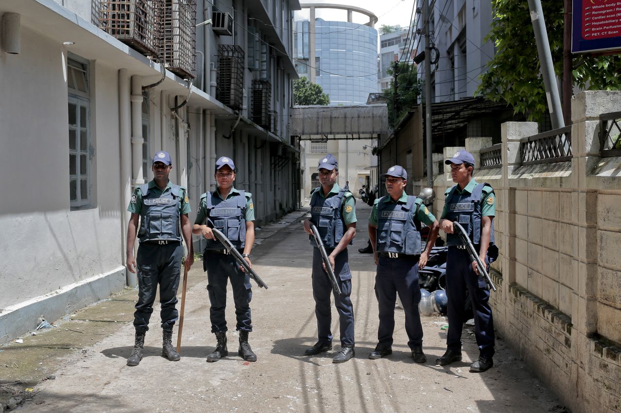 Politieagenten houden de wacht bij het Dhaka Medical College Hospital in de hoofdstad.