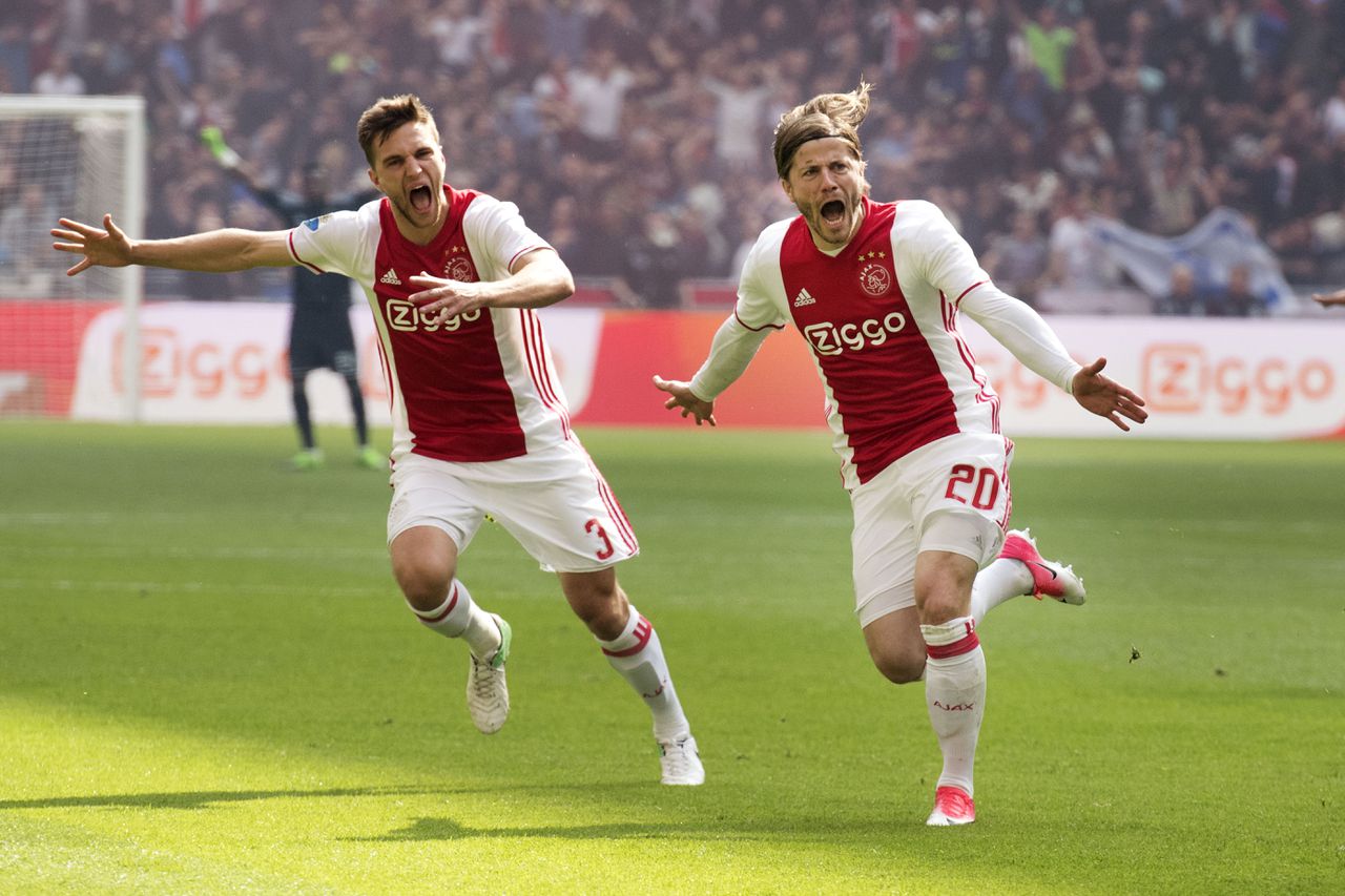 Zege Ajax op Feyenoord maakt titelstrijd weer spannend 