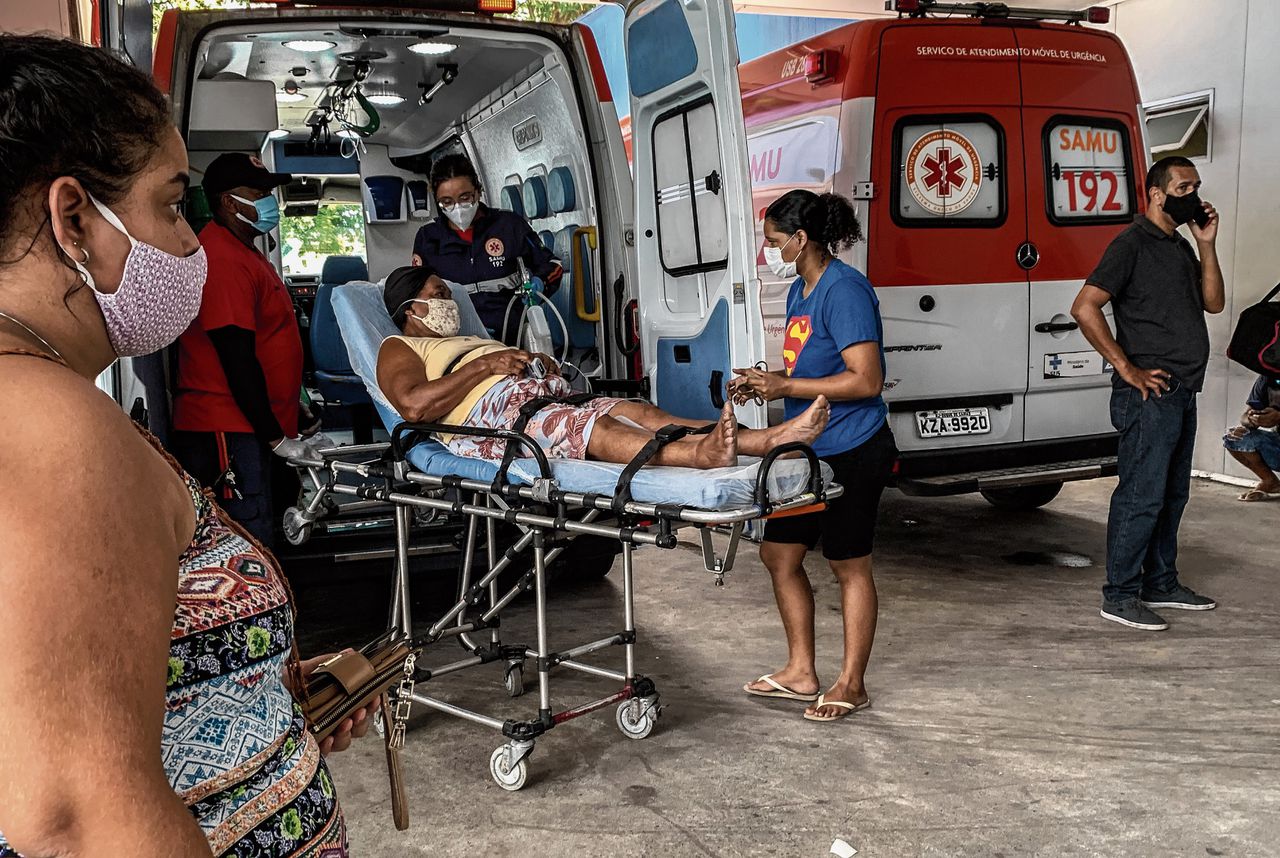 Een Covid-19-patiënt arriveert bij het Dr. Moacyr Rodrigues do Carmo-ziekenhuis in Duque de Caxias, een voorstad van Rio.