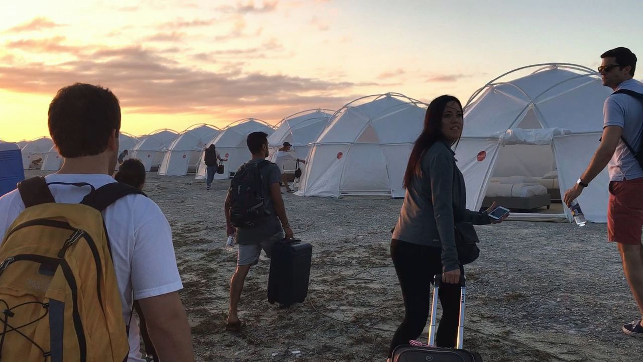 Bezoekers van het Fyre Festival onderweg naar hun tenten.