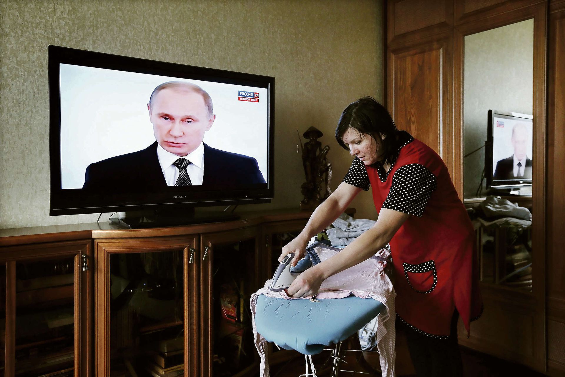 Телевизор смотрю вести. Бабушка у телевизора с Путиным.