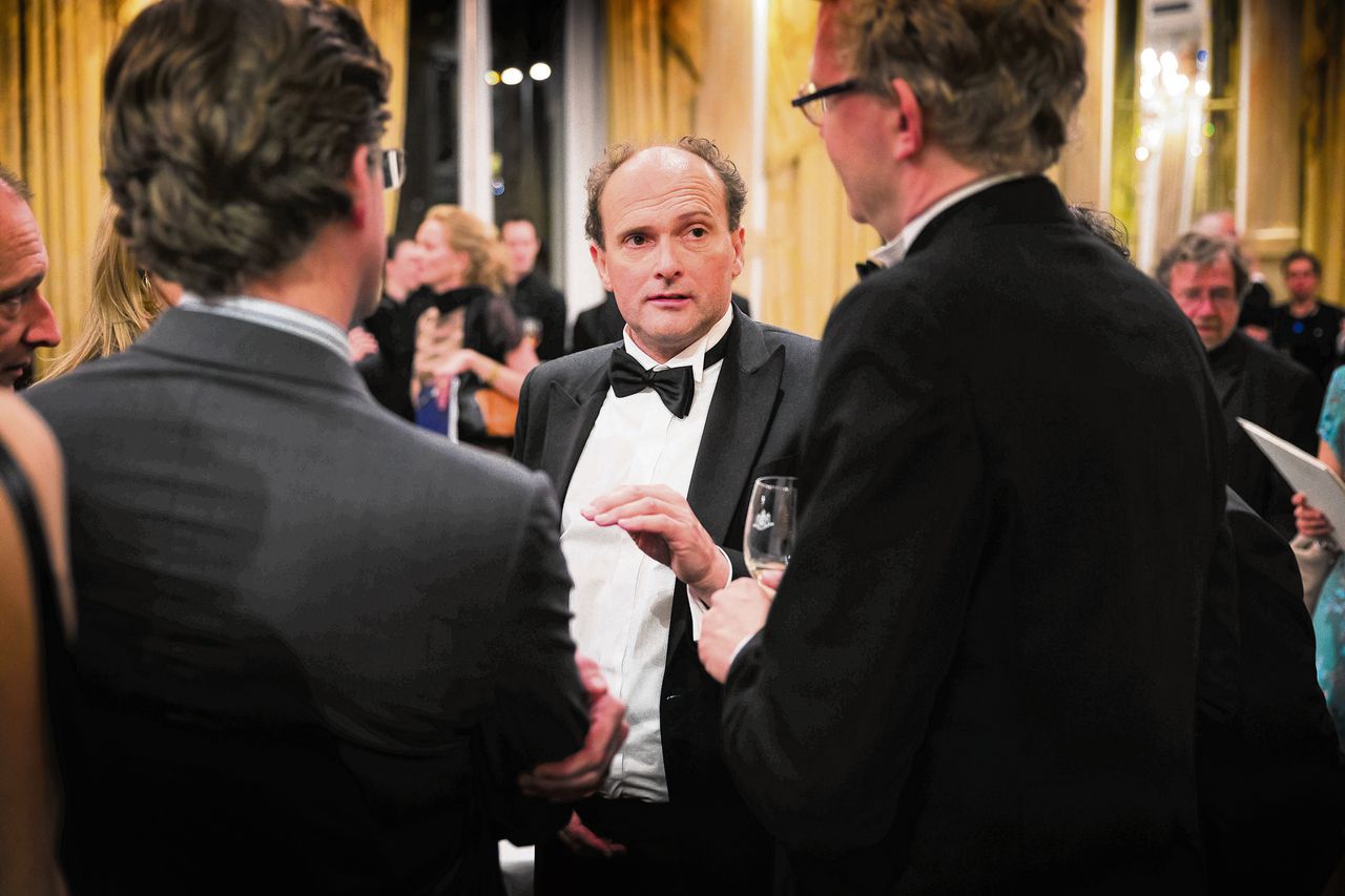 Henk Pröpper (in het midden), tijdens een uitreiking van de Libris Literatuurprijs in 2014