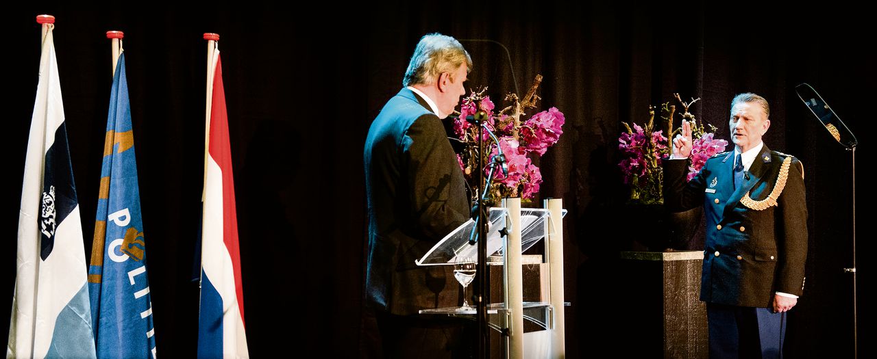 Bij de politie vallen voortdurend lijken uit de kast NRC