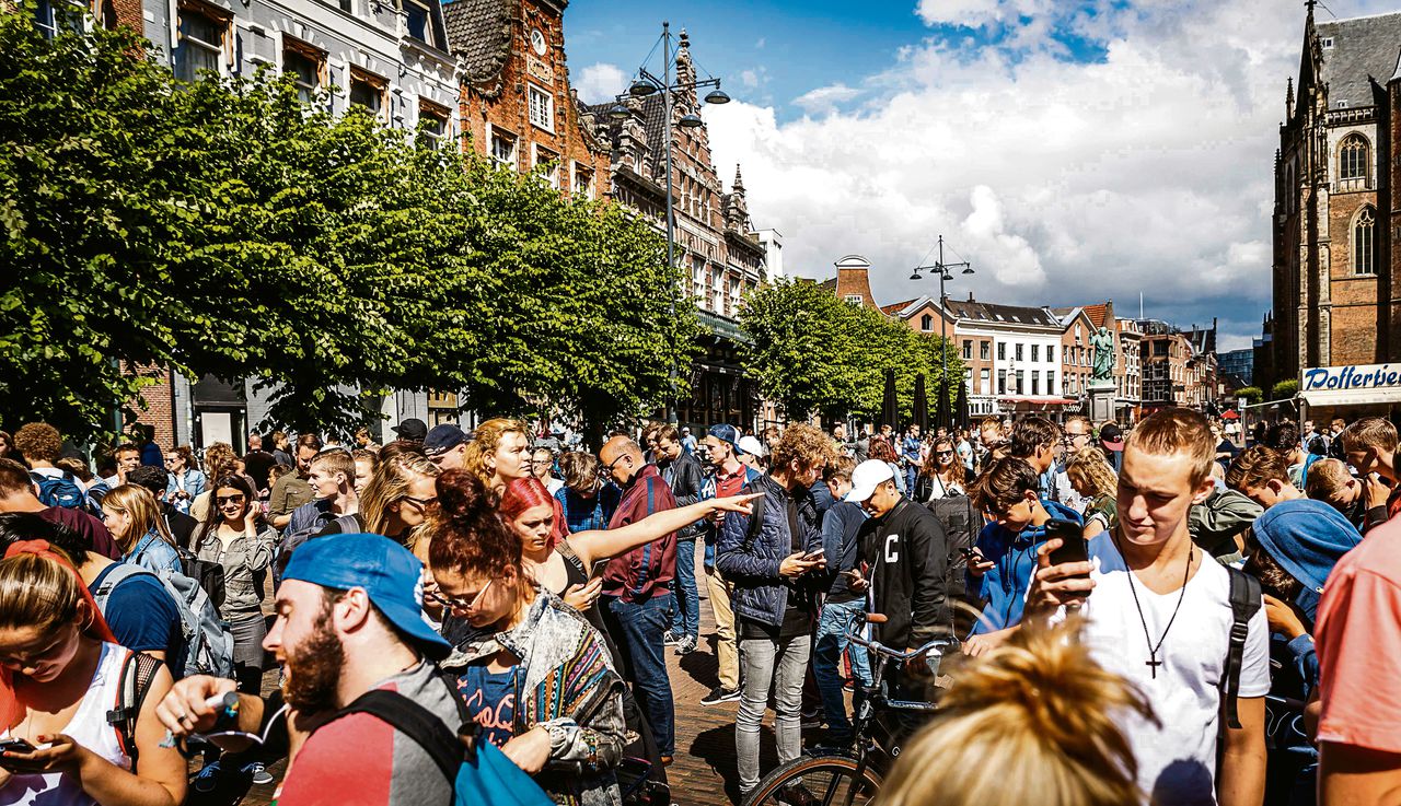 Pokémon Go-spelers verzamelen zich op de Grote Markt in Haarlem.