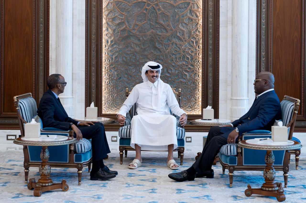 President Felix Tshisekedi van Congo (r.) en president Paul Kagame van Rwanda tijdens hun ontmoeting met emir Sheikh Tamim bin Hamad Al Thani in Doha, Qatar.