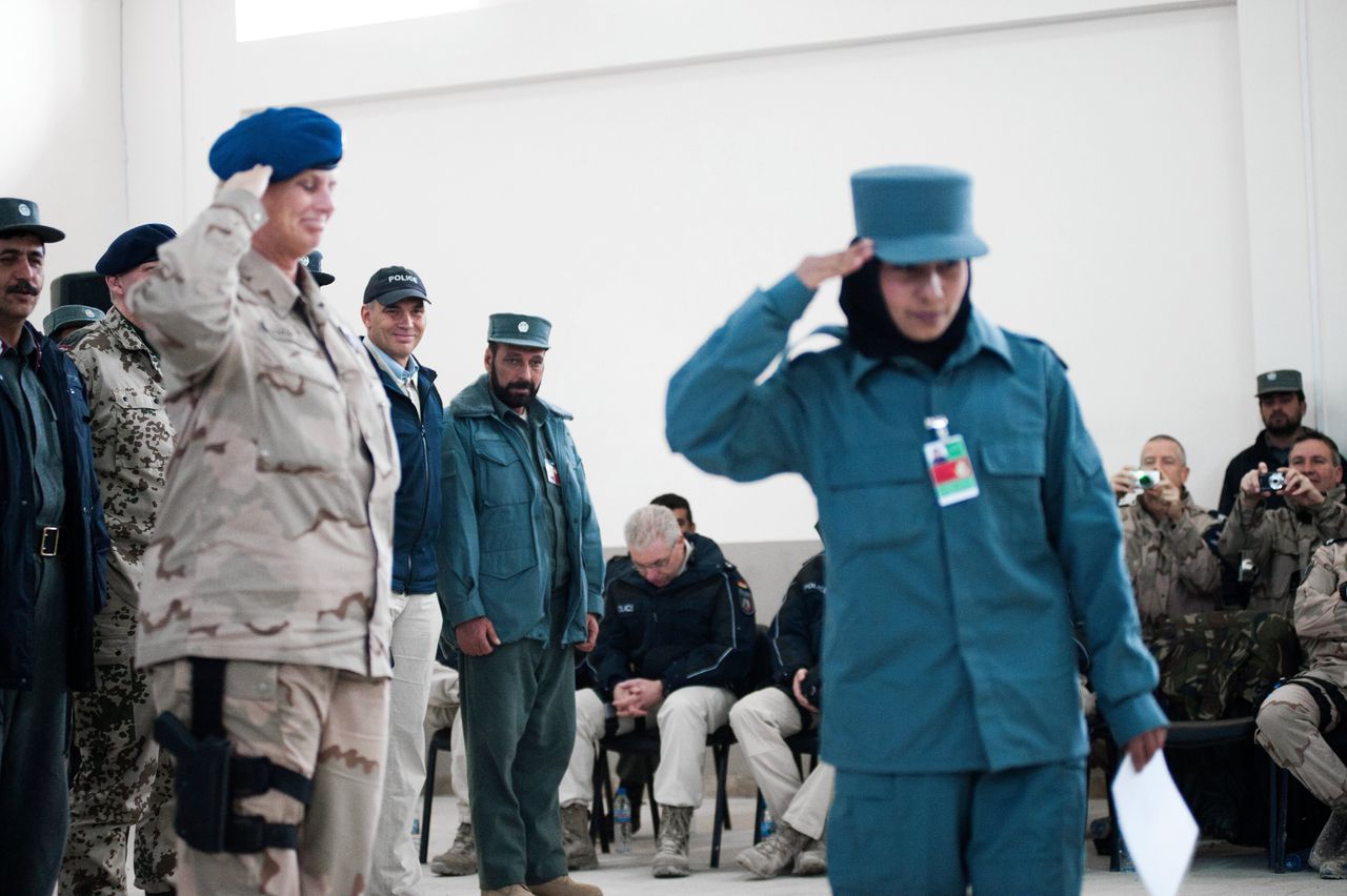 Deze Afghaanse politieagente die deelnam aan de EUPol-training door Nederlands personeel, ontving in 2013 haar diploma.