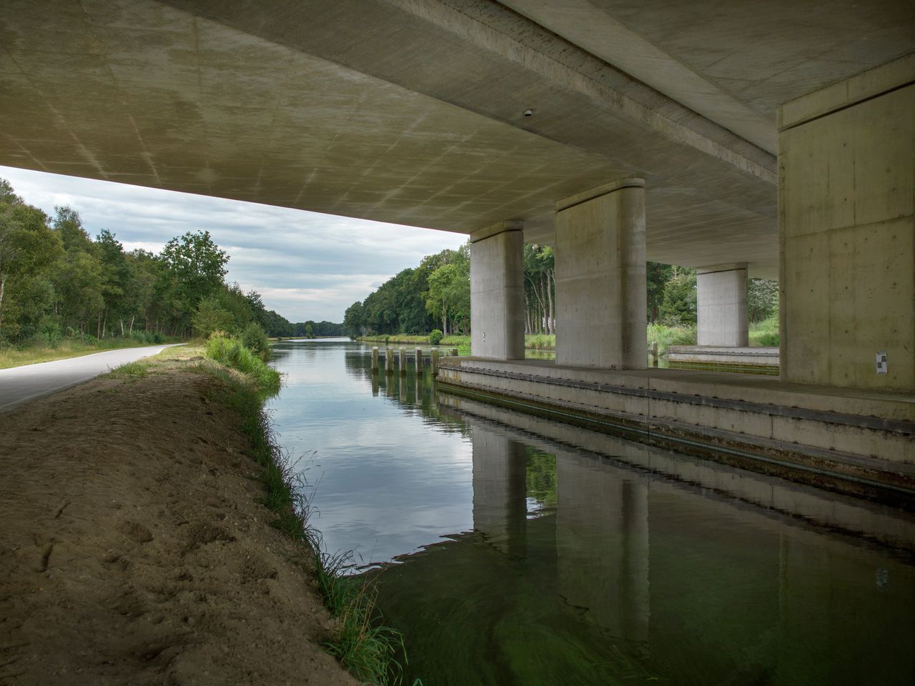 Het kanaal bij het Heidenheim-viaduct, tussen Assen en Groningen, waar de 3-jarige Sven verdronk.