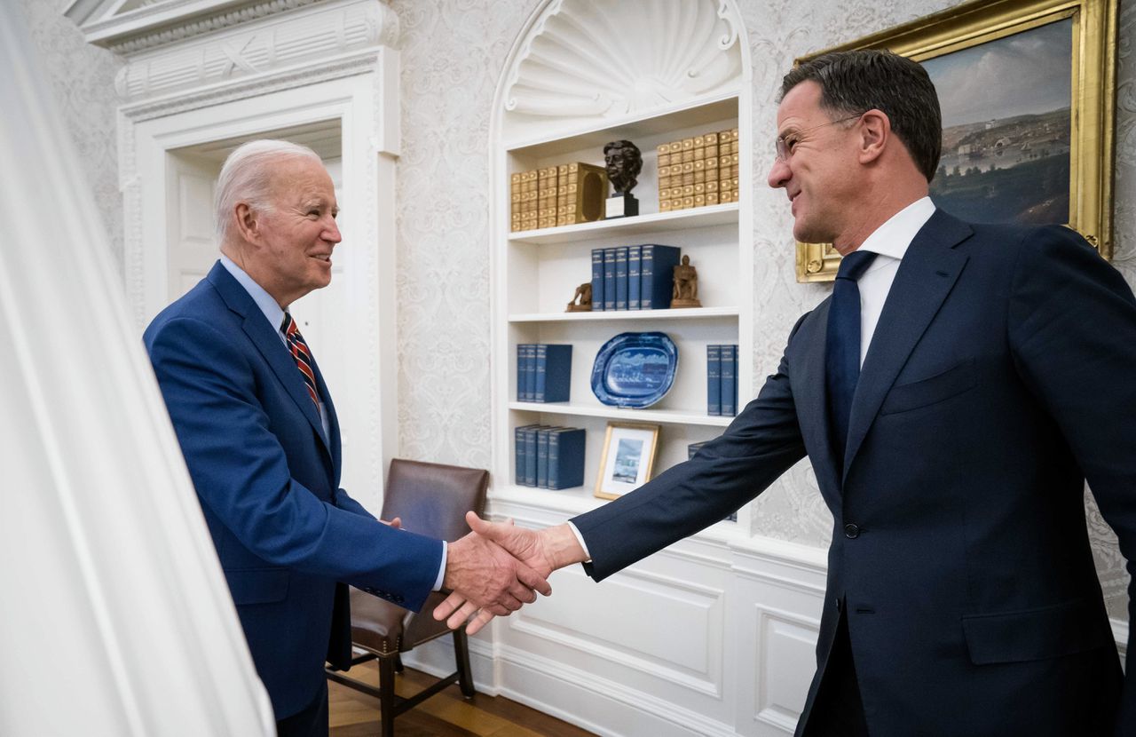 Premier Mark Rutte schudt dinsdag de hand van de Amerikaanse president Joe Biden.