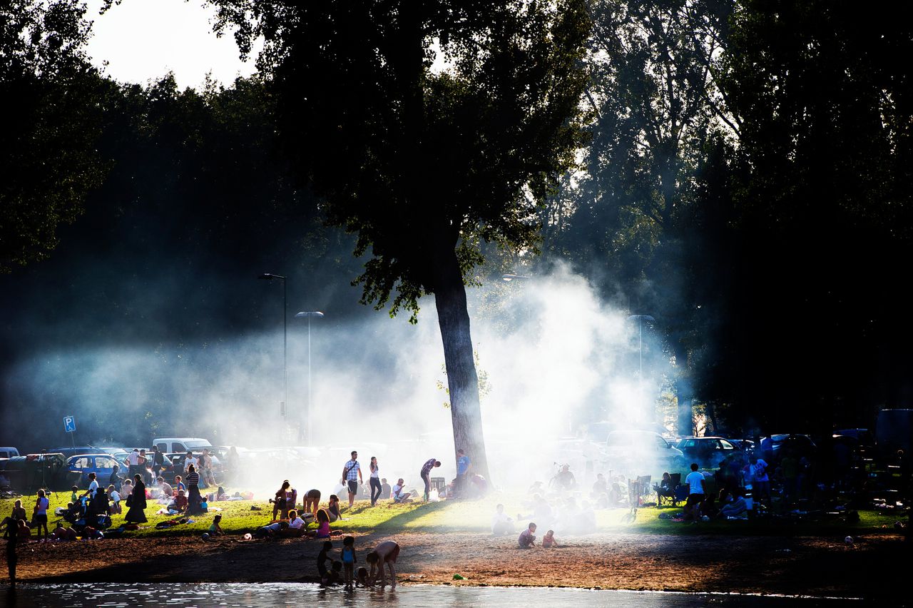 Barbecueërs in Rotterdam zorgen voor flink wat rook.