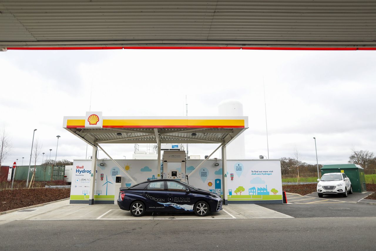 Een waterstofauto van Toyota tankt waterstof bij een Shell-pompstation in het Britse Cobham. Shell gaat ook bij vier Nederlandse tankstations waterstof verkopen, maakte de oliemaatschappij dinsdag bekend.