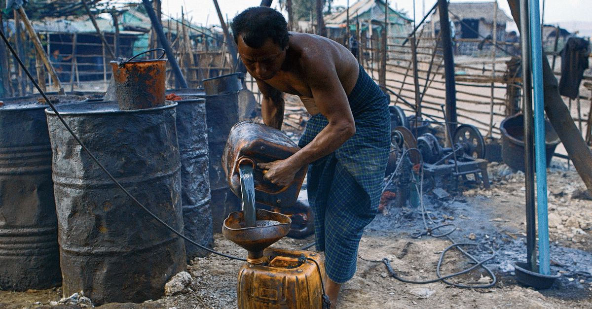 ‘Seribu Api’: Mengekstraksi minyak dengan tangan kosong, ember dan rol di Myanmar