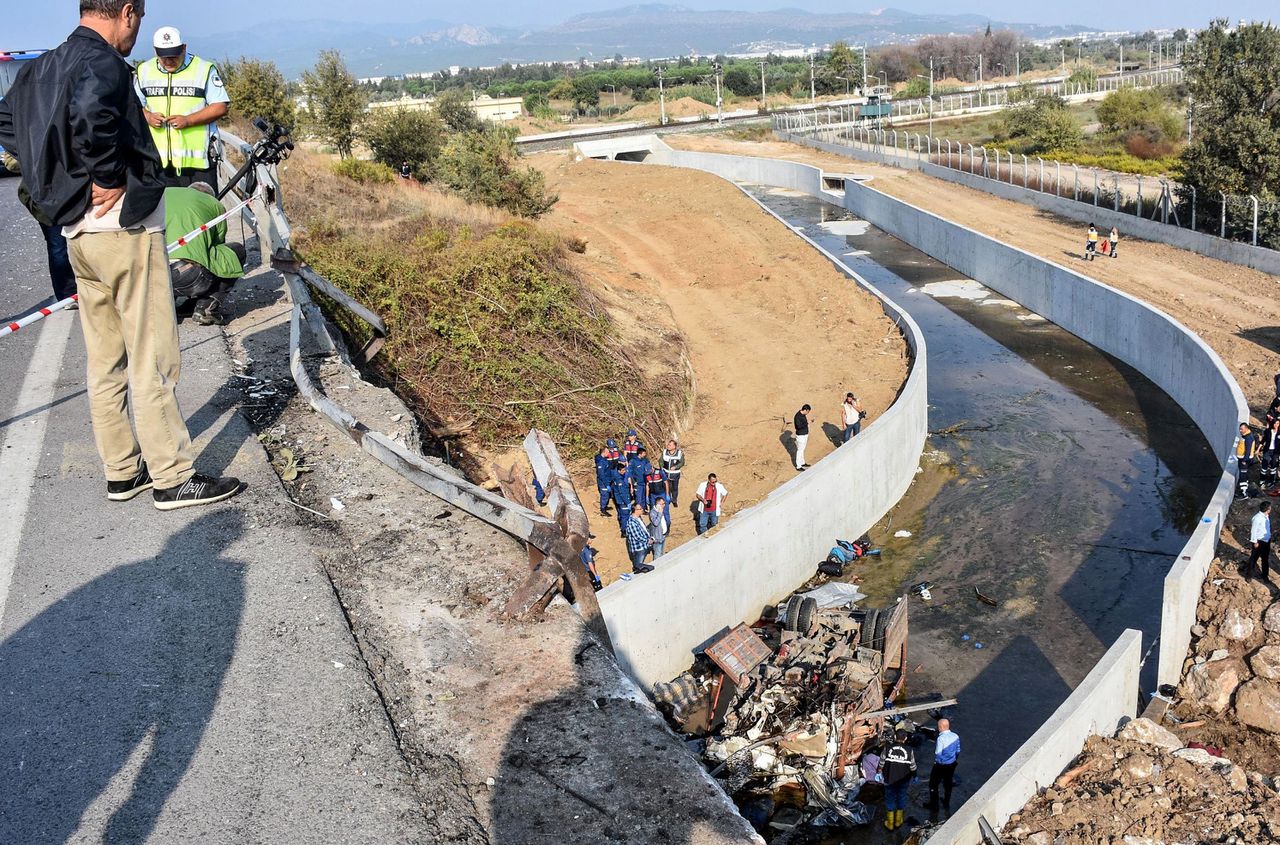 Vrachtauto vol migranten crasht in Turkije: minstens 22 doden 