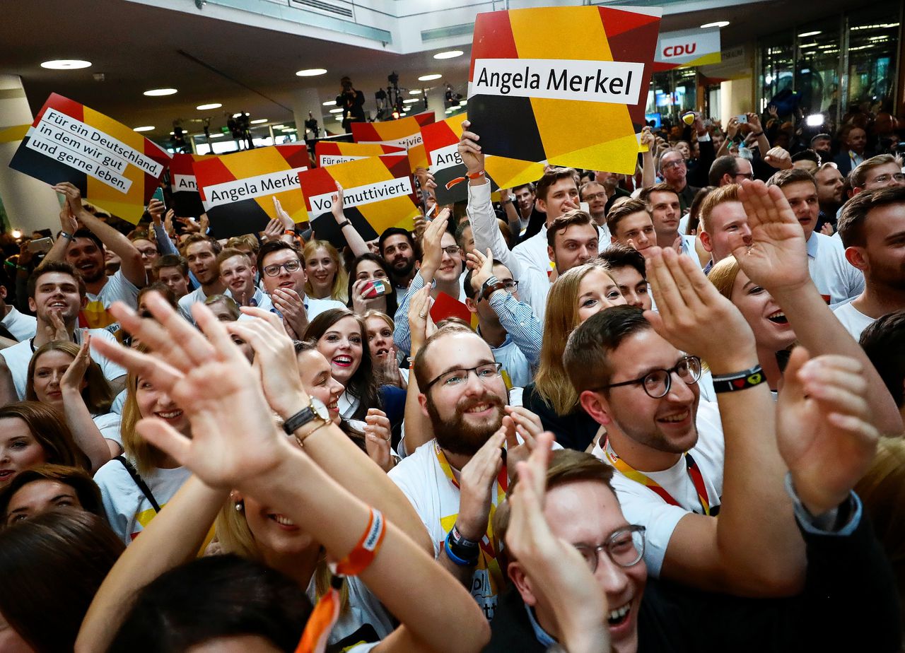 Aanhangers van de CDU reageren op de eerste exitpolls in het partijkantoor in Berlijn.