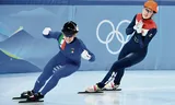 Arianna Fontana (links) heeft Suzanne Schulting verslagen op de 500 meter.