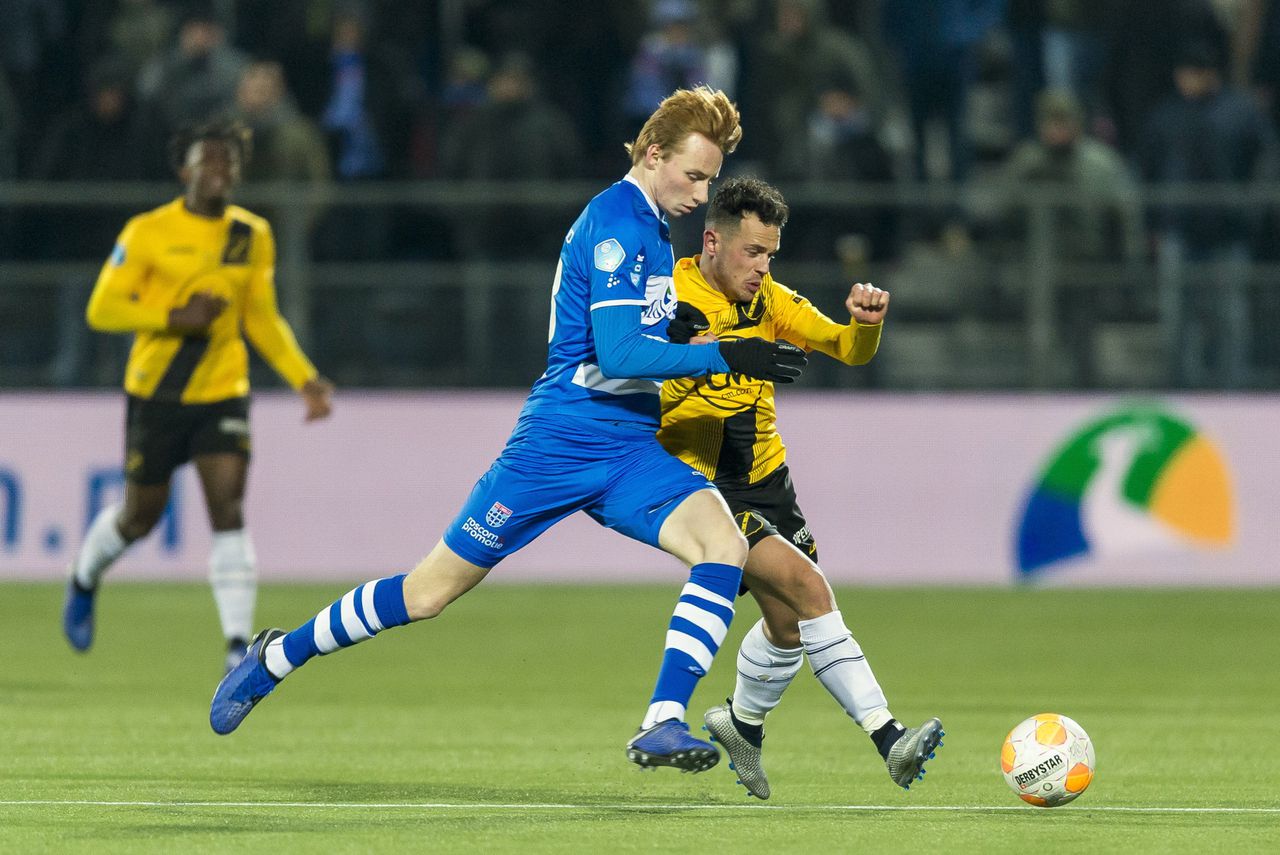Van den Berg in actie voor PEC Zwolle tegen NAC Breda.