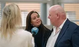 Peter Gillis en zijn vriendin Wendy voor de microfoon van SBS6, in ‘Massa is Kassa’. Beeld SBS6 
