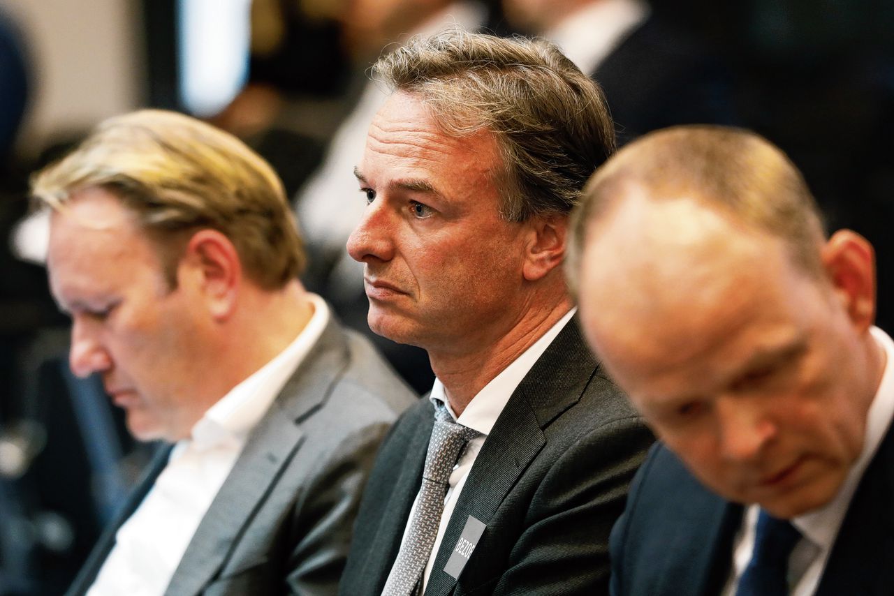 Steven van Rijswijk (midden) in zijn vorige functie als chief risk officer tijdens de hoorzitting in de Tweede Kamer over de schikking van ING in verband met ernstige nalatigheid in zijn anti-witwasbeleid.