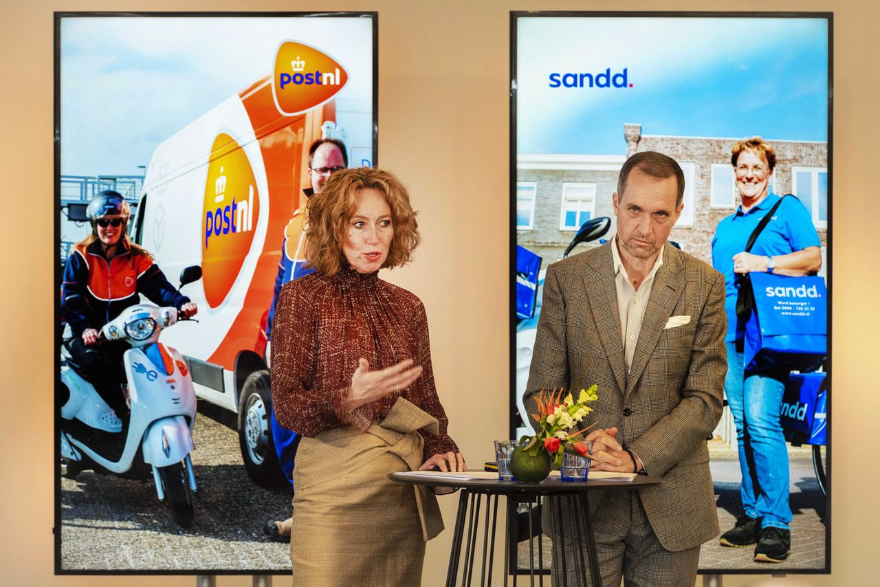 PostNL-topvrouw Herna Verhagen en Sandd-directeur Ronald van de Laar vertelden maandag op een persconferentie dat ze graag gezamenlijk verder willen.
