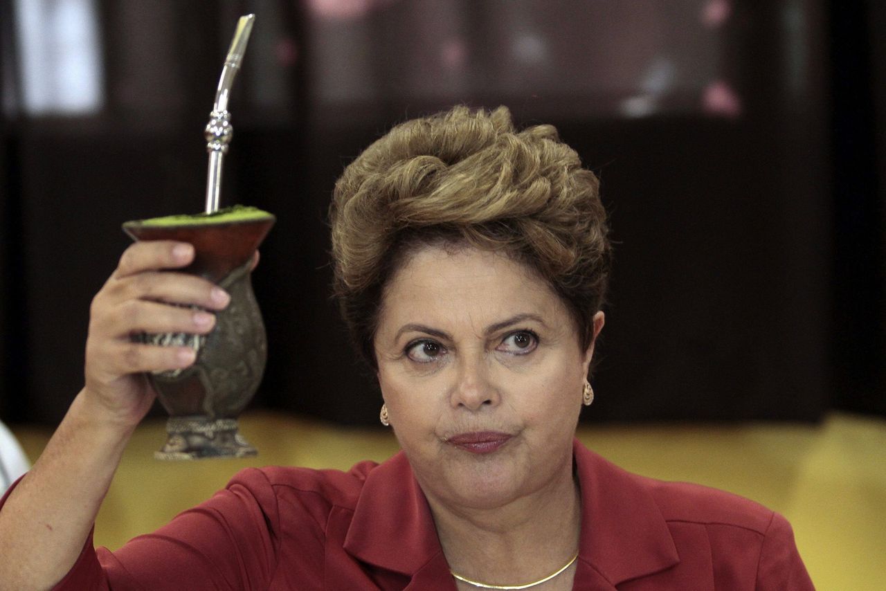 President Rousseff viert haar overwinning, gisteren. De beurzen reageerden negatief op de nieuwe termijn van de president.