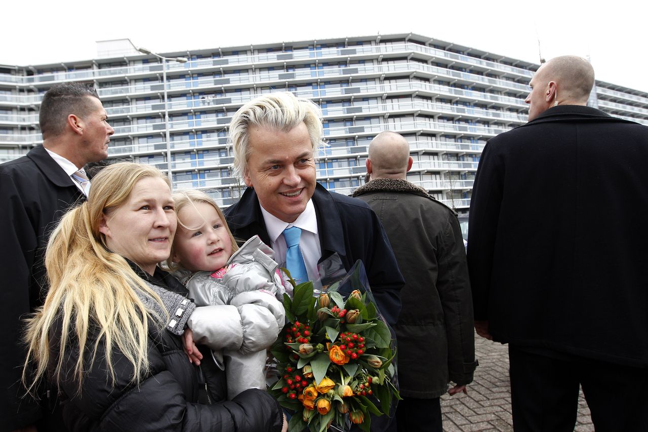  PVV-leider Geert Wilders gaat op de foto met een voorbijganger tijdens een bezoek aan de markt van Spijkenisse. Foto ANP / Bas Czerwinski