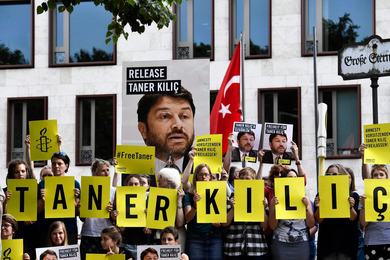 Amnesty-actievoerders demonstreren op 15 juni 2017 tegen de gevangenschap van Taner Kilic, het hoofd van Amnesty International in Turkije.