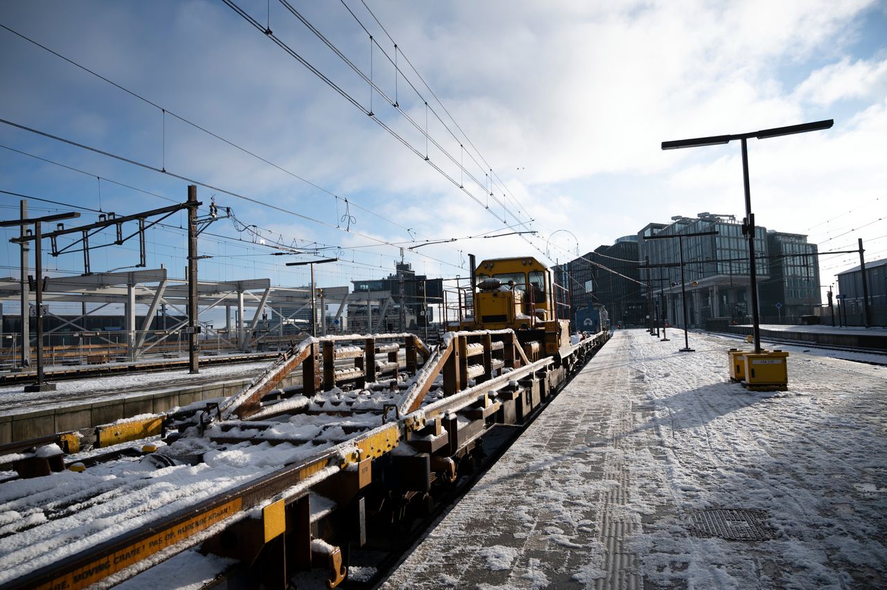 Waarom is het spoor zo ontregeld door een beetje sneeuw? En hoe zit het met die IT-storing?