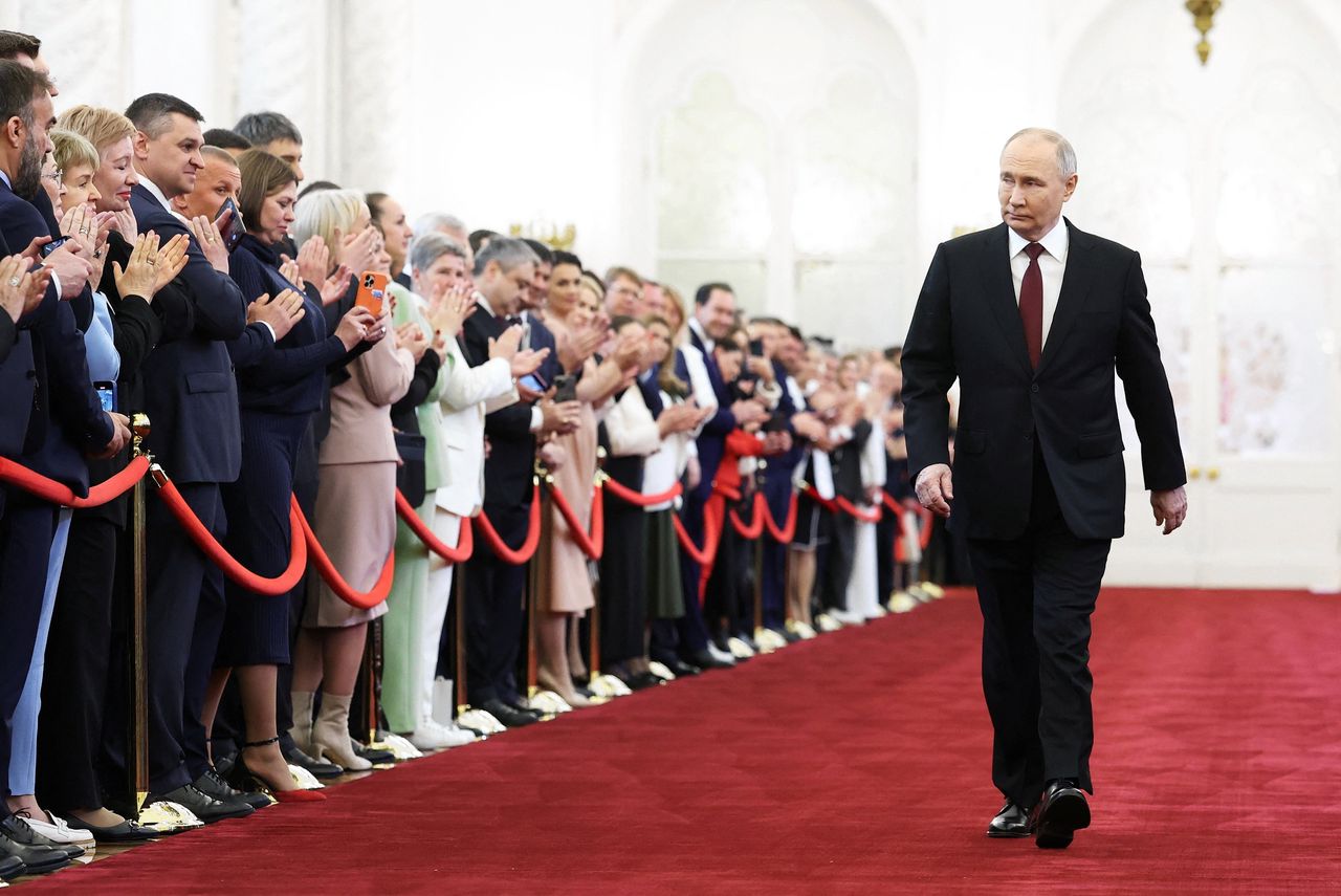 Poetin daagt bij vijfde beëdiging het Westen uit 
