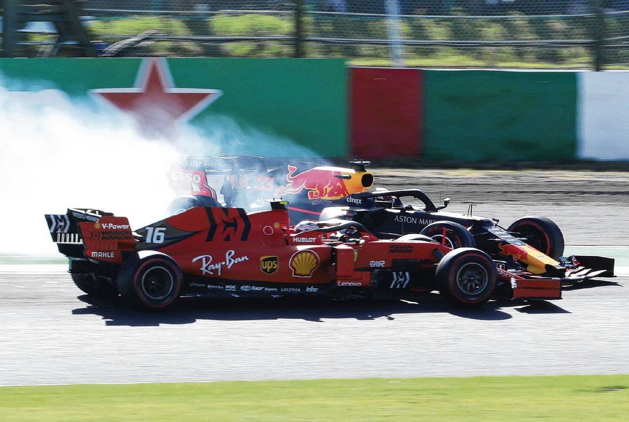 Charles Leclerc (Ferrari) (achter) botste tijdens de Grote Prijs van Japan tegen Max Verstappen (Red Bull) na de start en viel later uit.