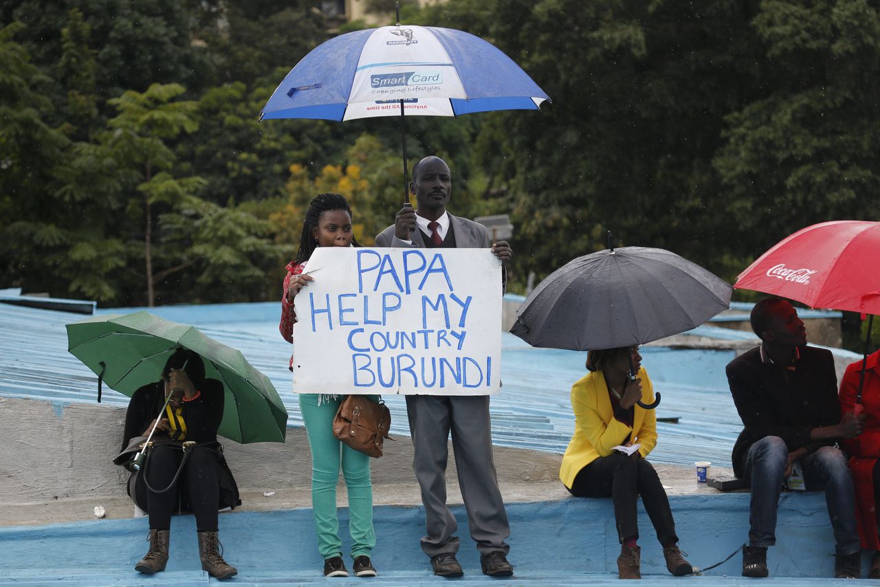 Vluchtelingen uit Burundi staan met een bericht voor de Paus in Nairobi, Kenia.