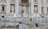 De beroemde Trevi-fontein in Rome werd leeggepompt voor werkzaamheden in voorbereiding op het Heilig Jaar en is nu heropend. 