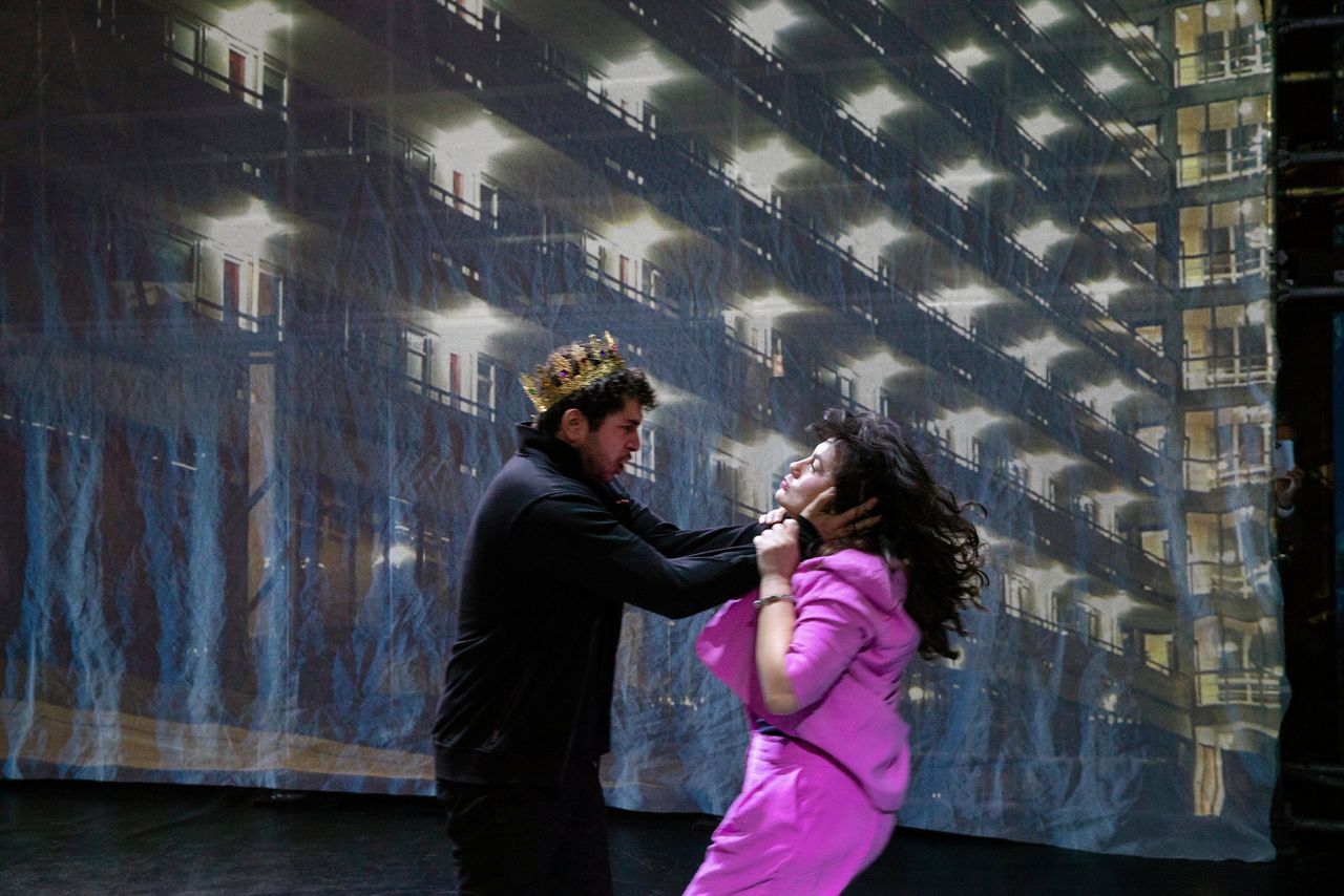 Sabri Saddik en Evrim Akyigit in ‘Hamlet’ door theatergezelschap De Toneelmakerij.