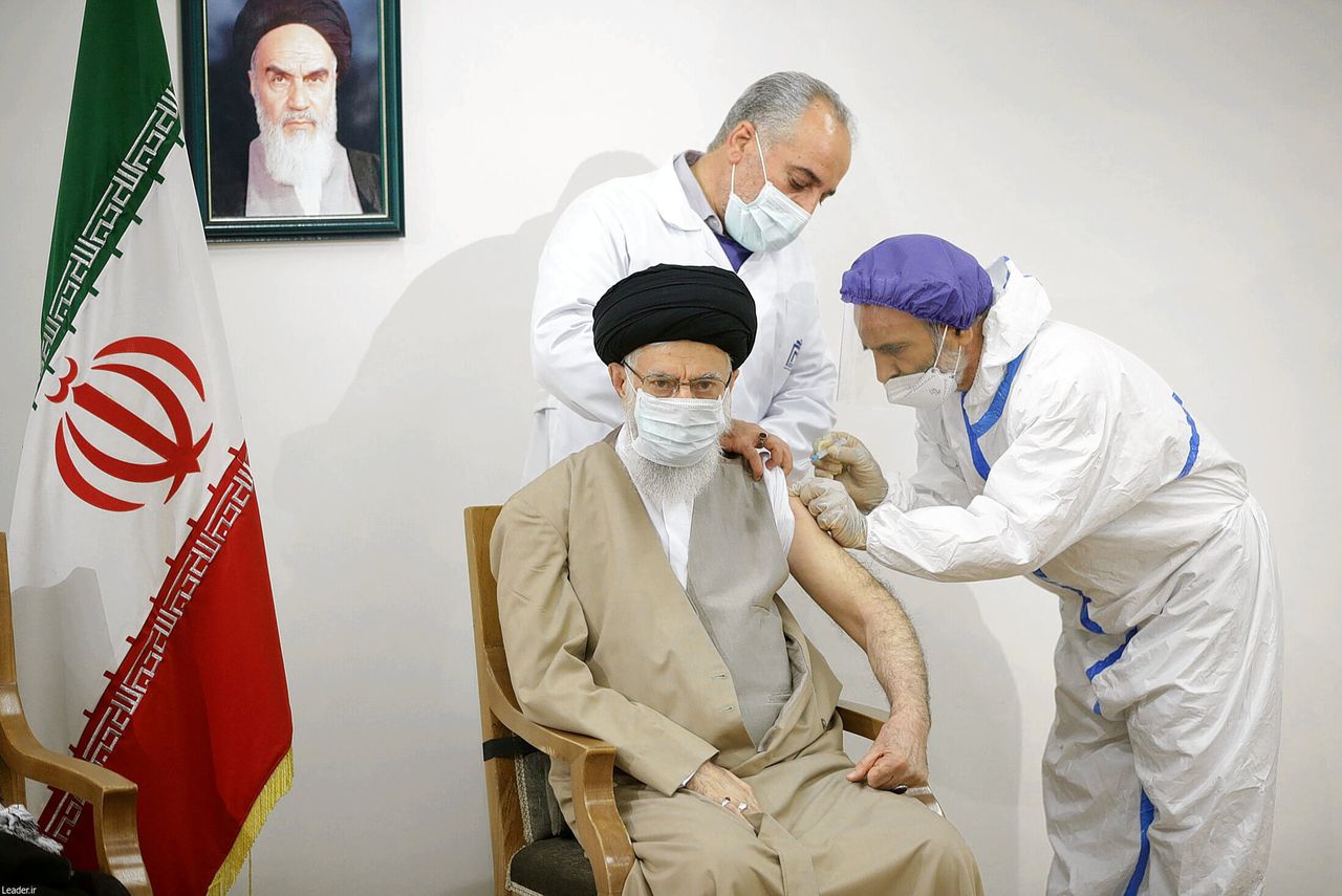 Ayatollah Ali Khamenei ontvangt zijn eerste dosis van het COVIran Barekat-vaccin.