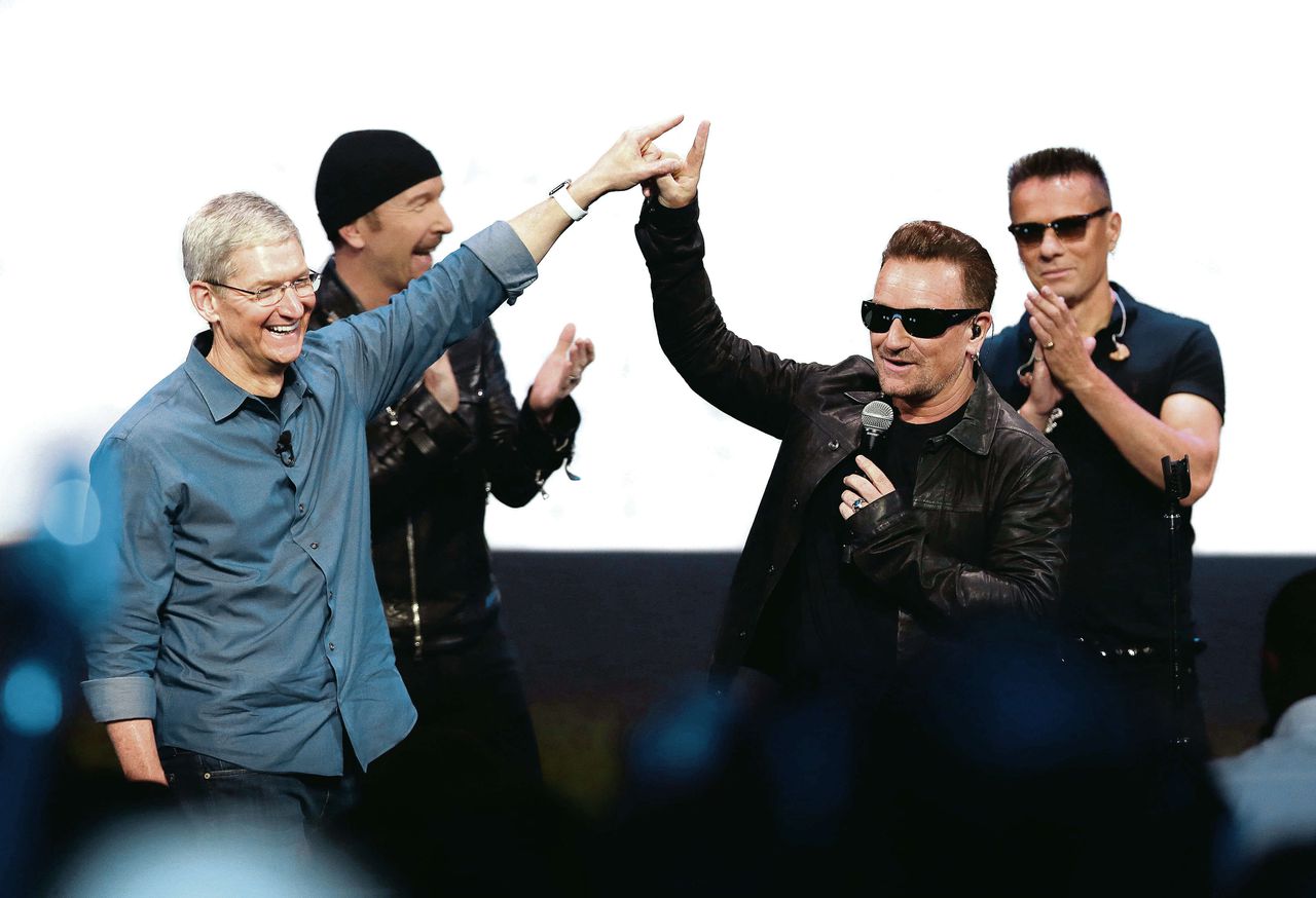Bono groet Tim Cook, de baas van Apple. Foto AP