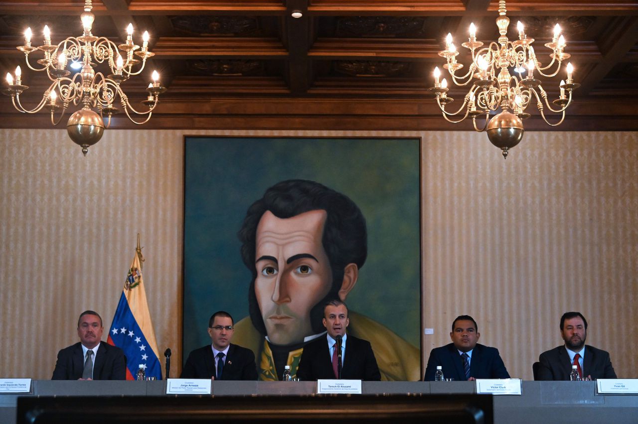El Assaimi (midden) tijdens de persconferentie in Caracas.