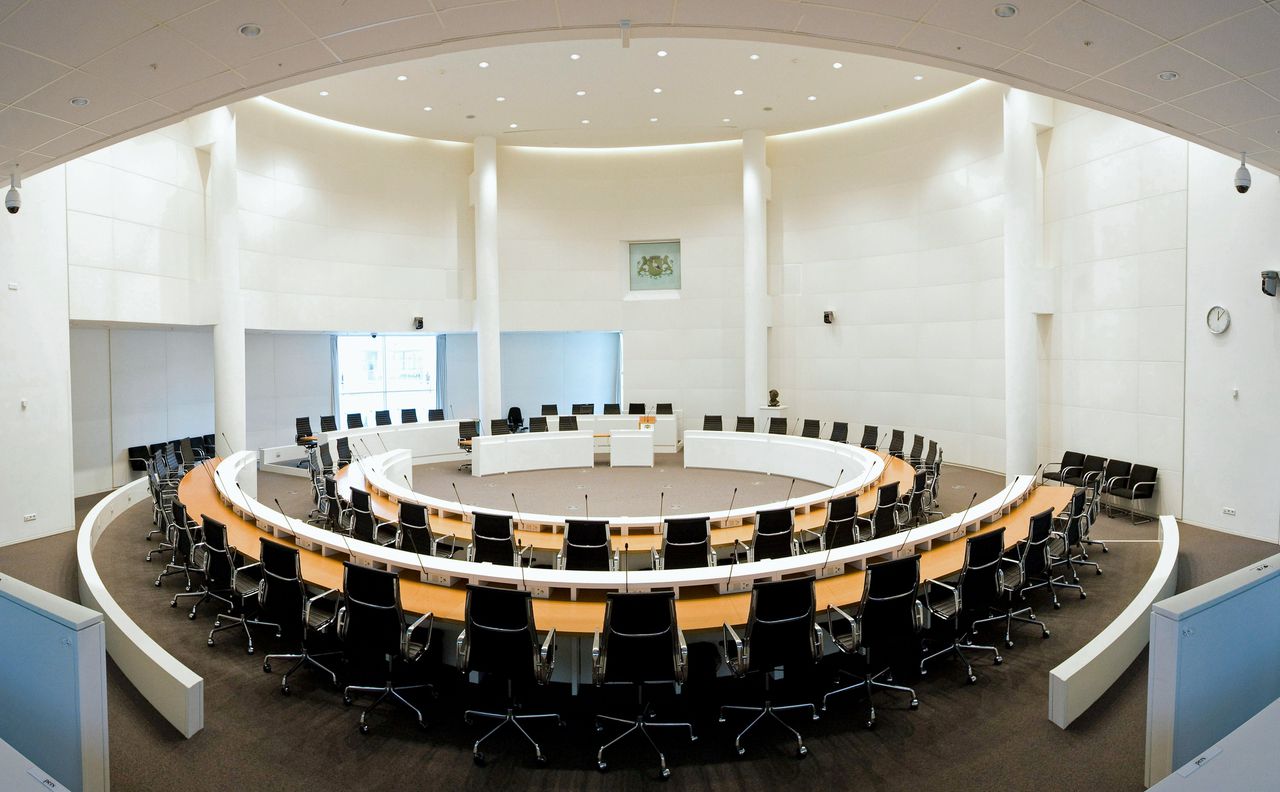 De Raadzaal van de gemeente Den Haag.