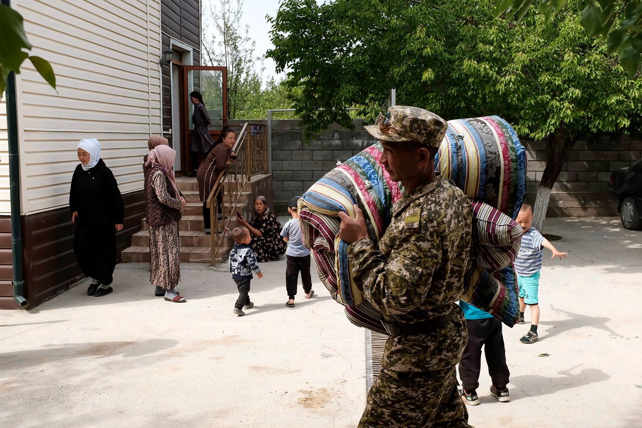 Burgers werden geëvacueerd tijdens het conflict bij de grens tussen Tadzjikistan en Kirgizië.
