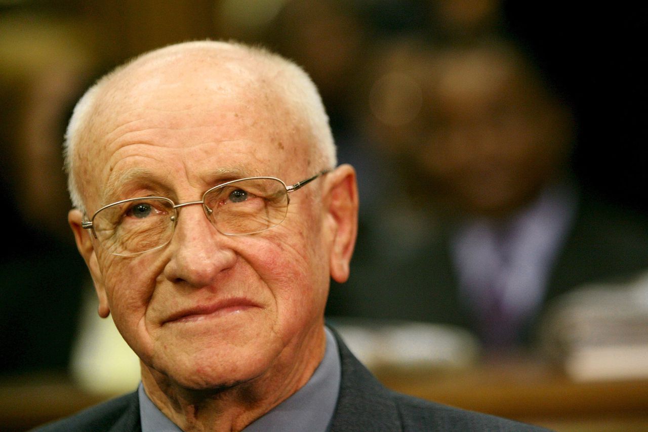 Zuid-Afrikaanse apartheidsminister Adriaan Vlok die doodseskaders overzag gestorven 