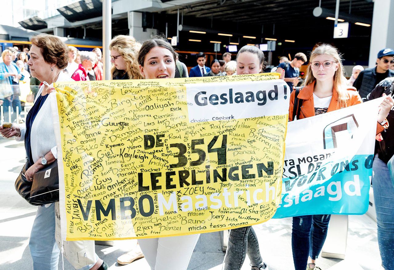 Leerlingen van VMBO Maastricht van wie de examens ongeldig waren verklaard, vragen aandacht voor hun situatie.