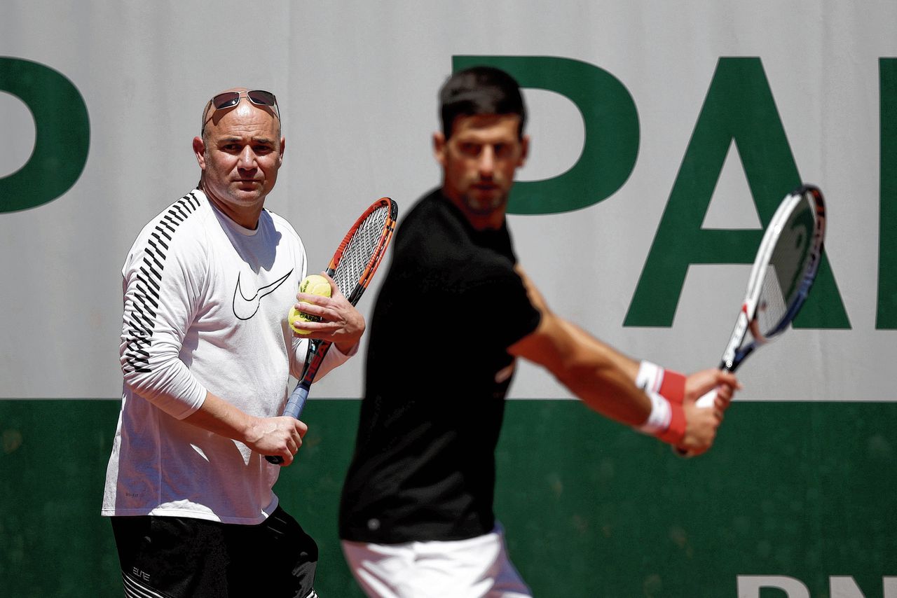 Andre Agassi (links) tijdens een training van Novak Djokovic op Roland Garros. „Dat Andre mij coacht is een droom die uitkomt”, zei Djokovic.