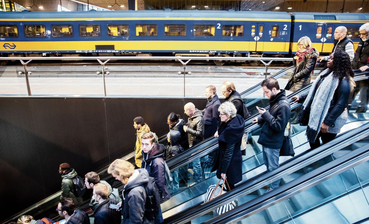Avondspits op Rotterdam Centraal. Het kabinet vindt het niet vanzelfsprekend dat de stations eigendom blijven van NS. Na 2025 verandert dat misschien.