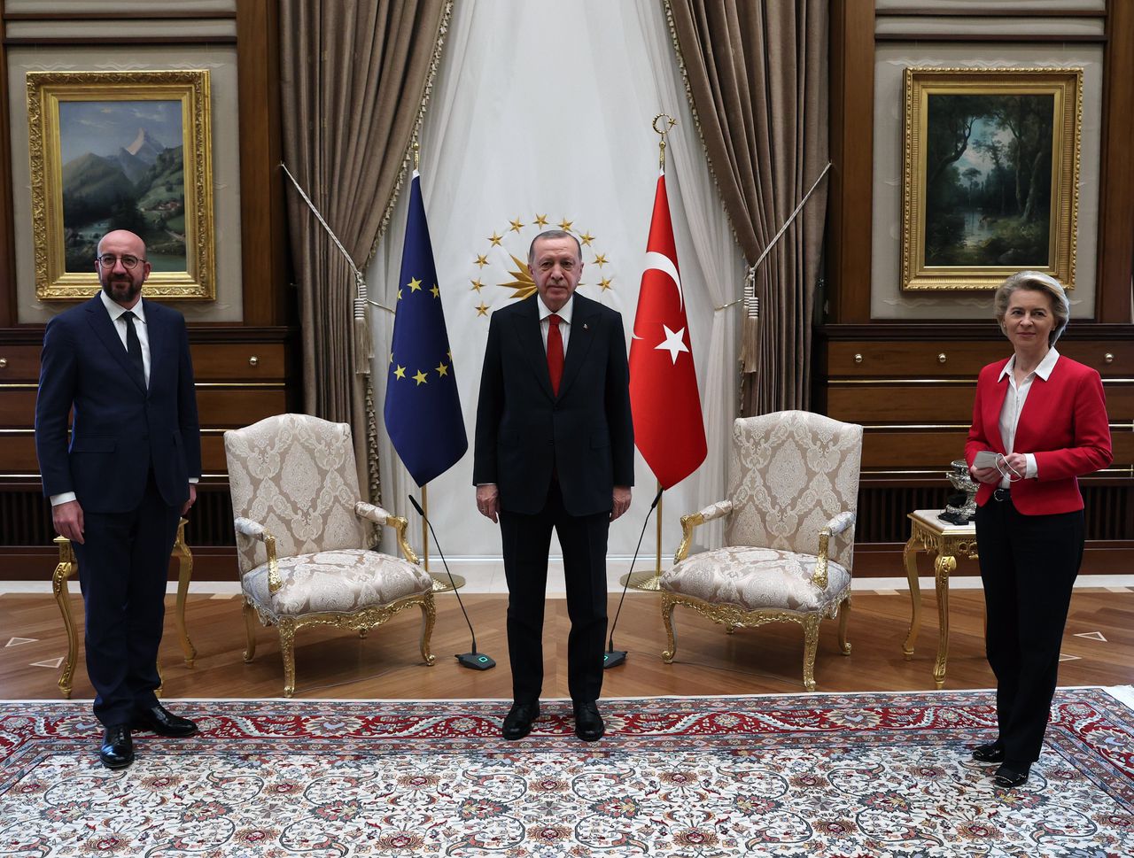 President Erdogan ontving dinsdag Commissievoorzitter Ursula von der Leyen (rechts) en voorzitter Charles Michel van de Europese Raad (links) in Ankara.