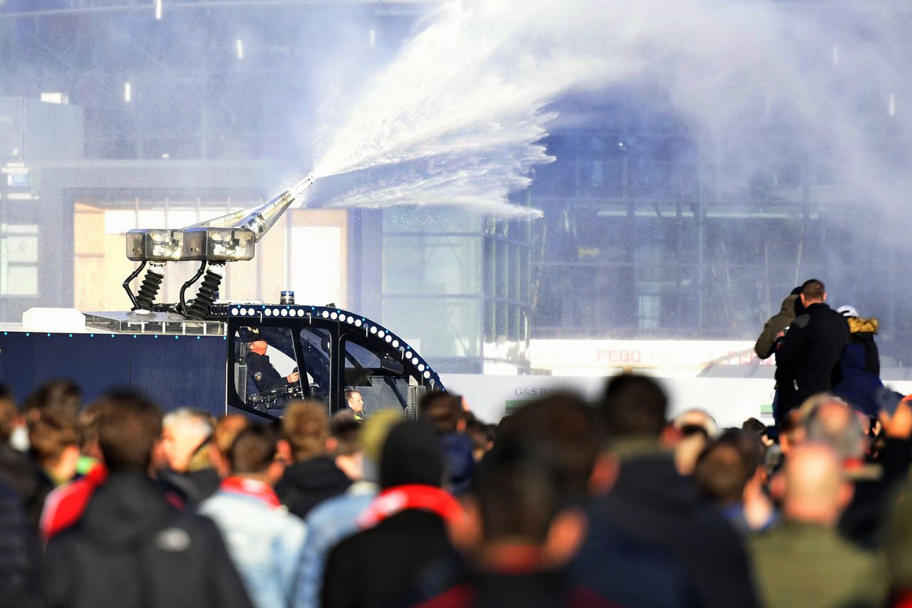 Voorafgaand aan de Champions League wedstrijd tussen Ajax en Juventus waren er ongeregeldheden naast de Johan Cruijff Arena.