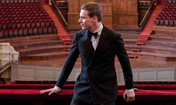 Leer de nieuwe chef van het Concertgebouworkest, Klaus Mäkelä, kennen in vier stappen 