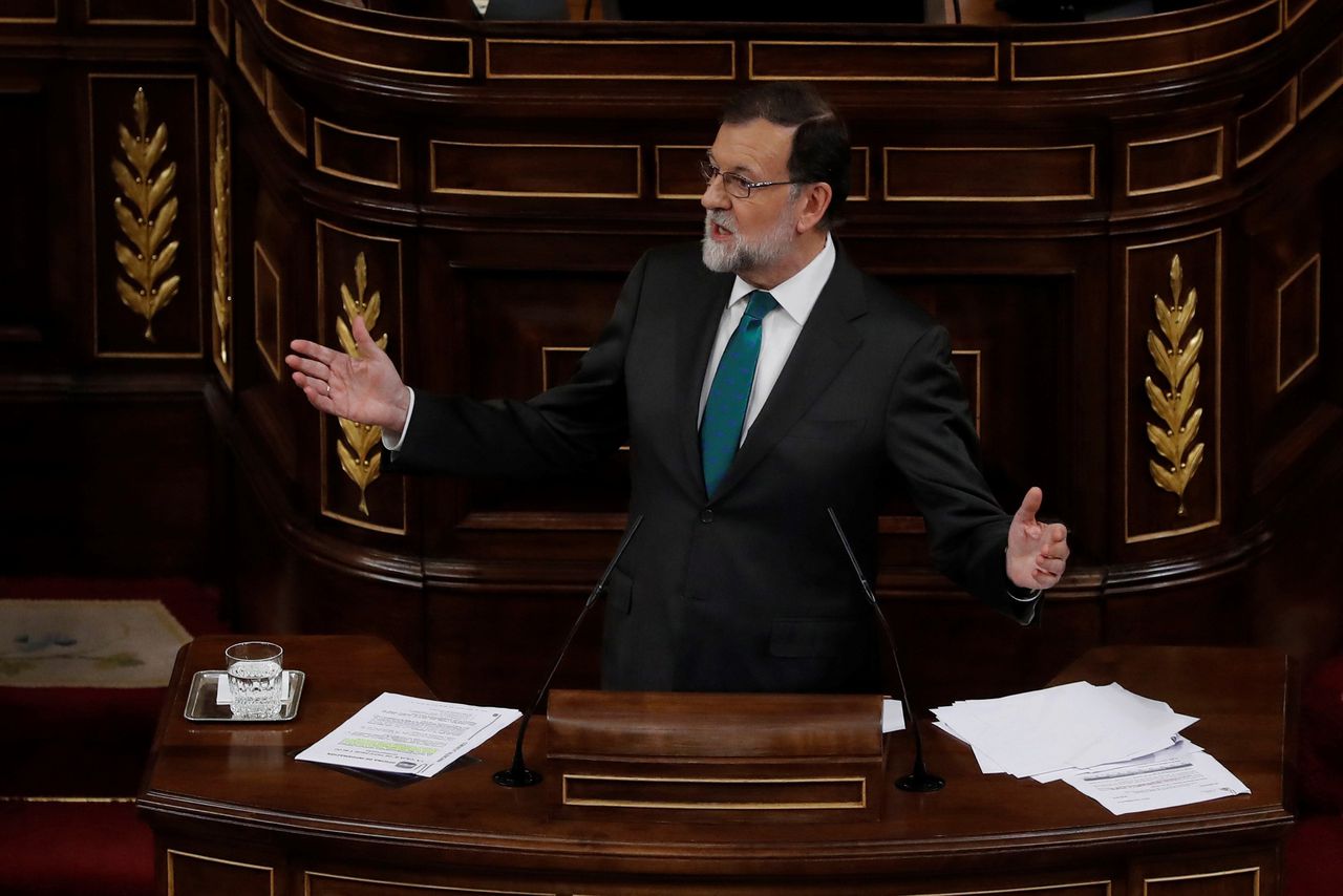 Rajoy spreekt het Spaanse parlement en dag voor de stemming toe.