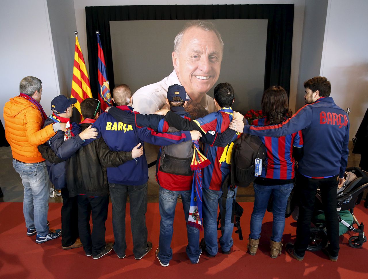 Spaanse fans herdenken Cruijff bij stadion Barcelona 